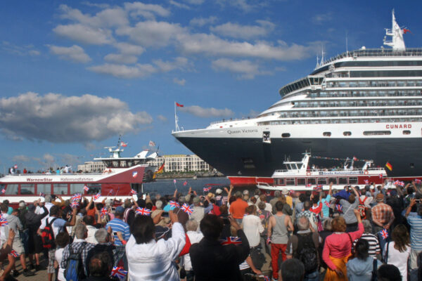 Auslaufen der Queen Victoria in Warnemünde