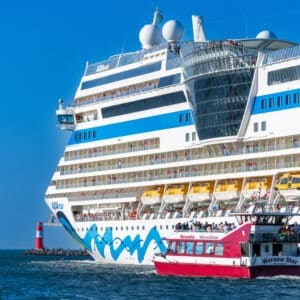 Warnow Star und Aida diva im Seekanal