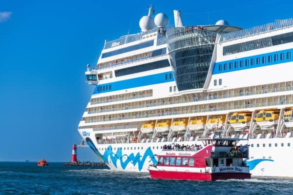 Warnow Star und Aida diva im Seekanal