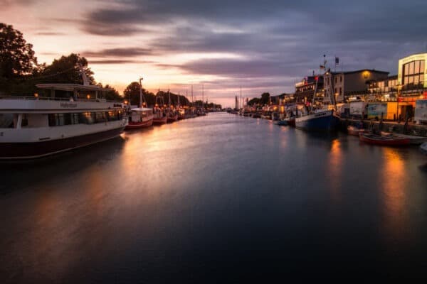 Alter Strom am Abend