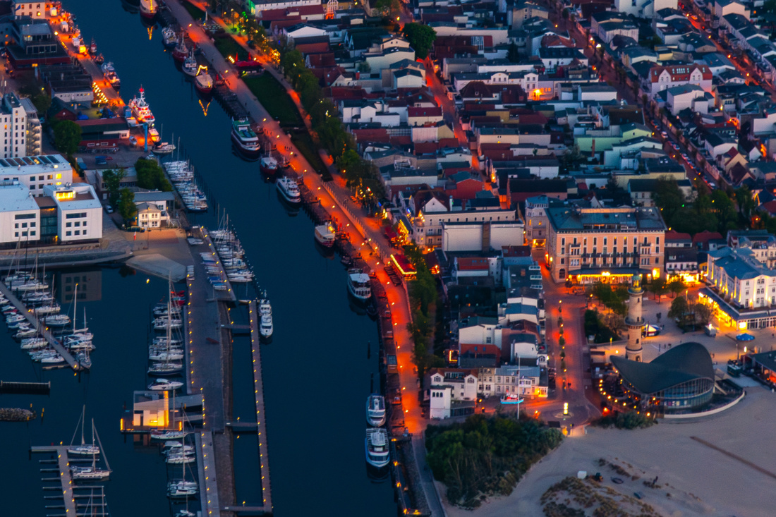 Warnemünde am Abend - Lichterfahrten